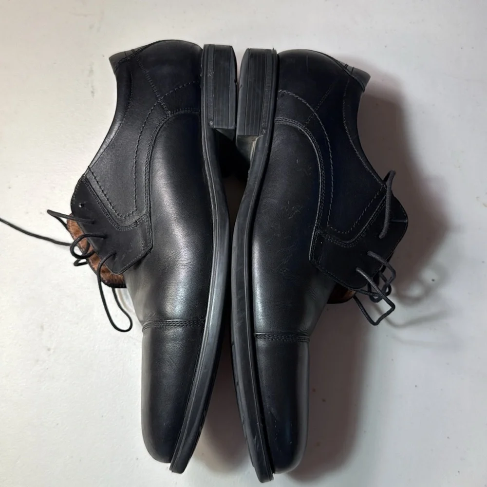 Florsheim Black Oxford Shoes with Cap Toe and Lace-Up Design
